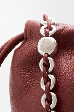 Loewe Сумка Flamenco среднего размера из зернистой телячьей кожи, красное дерево