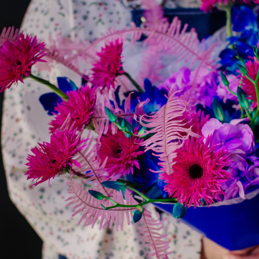 29. Неоновый авторский букет с гермини и орхидеей