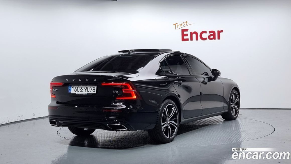 Volvo S60 3 Generation B5 R-Design (01.2022)