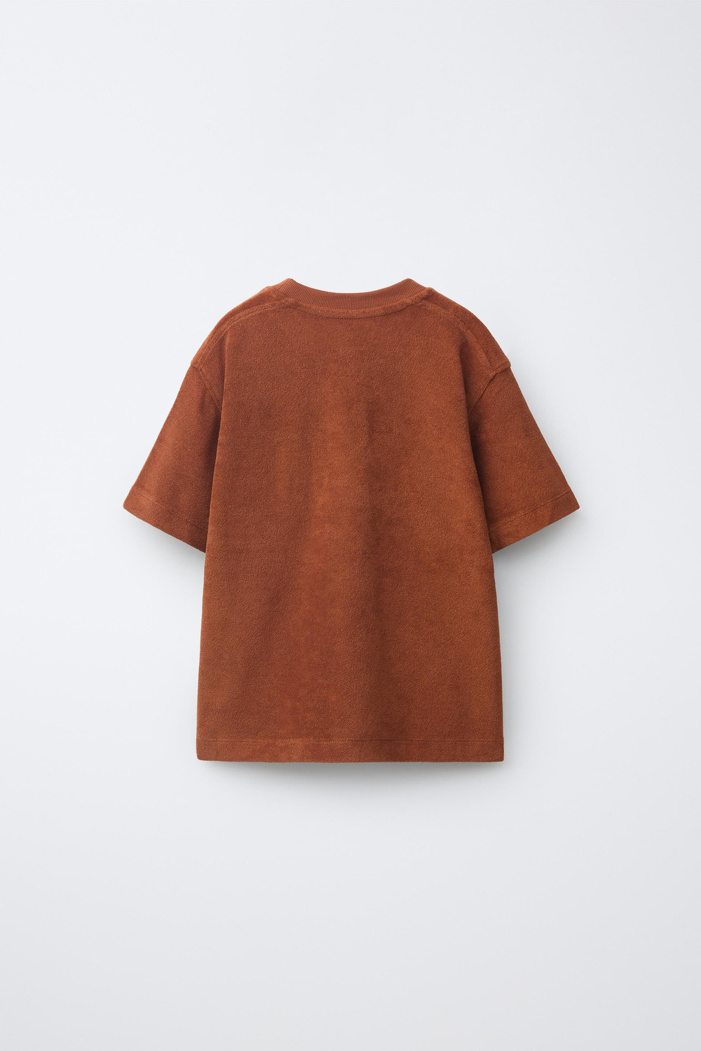 ZARA КОМПЛЕКТ ИЗ ФУТБОЛКИ И ШОРТ В ПОЛОСКУ С ЭФФЕКТОМ МАХРЫ, ТАБАЧНЫЙ