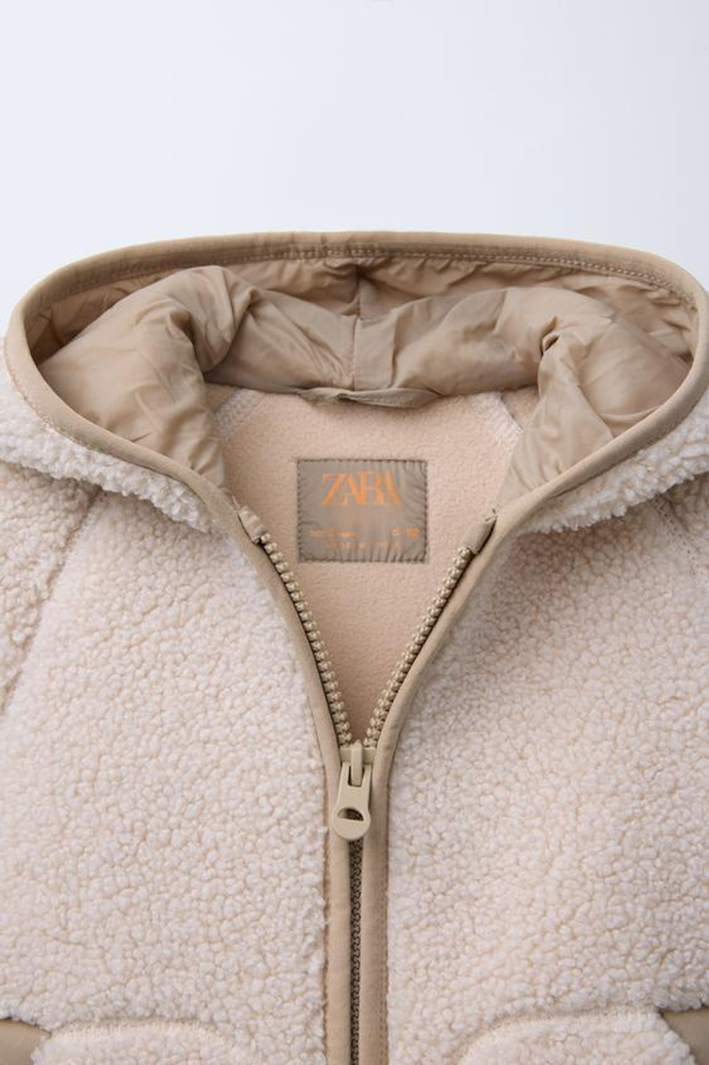 ZARA КУРТКА ИЗ ИСКУССТВЕННОЙ ОВЧИНЫ С КАПЮШОНОМ, ЭКРЮ