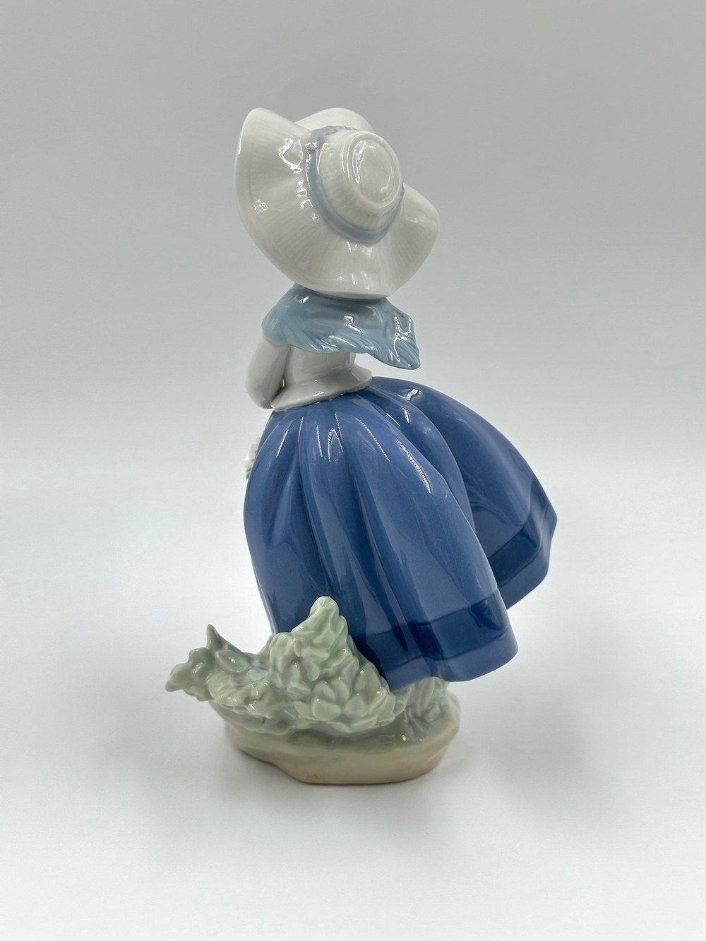 Фигурка Девочка с корзиной цветов Lladro 1983 год