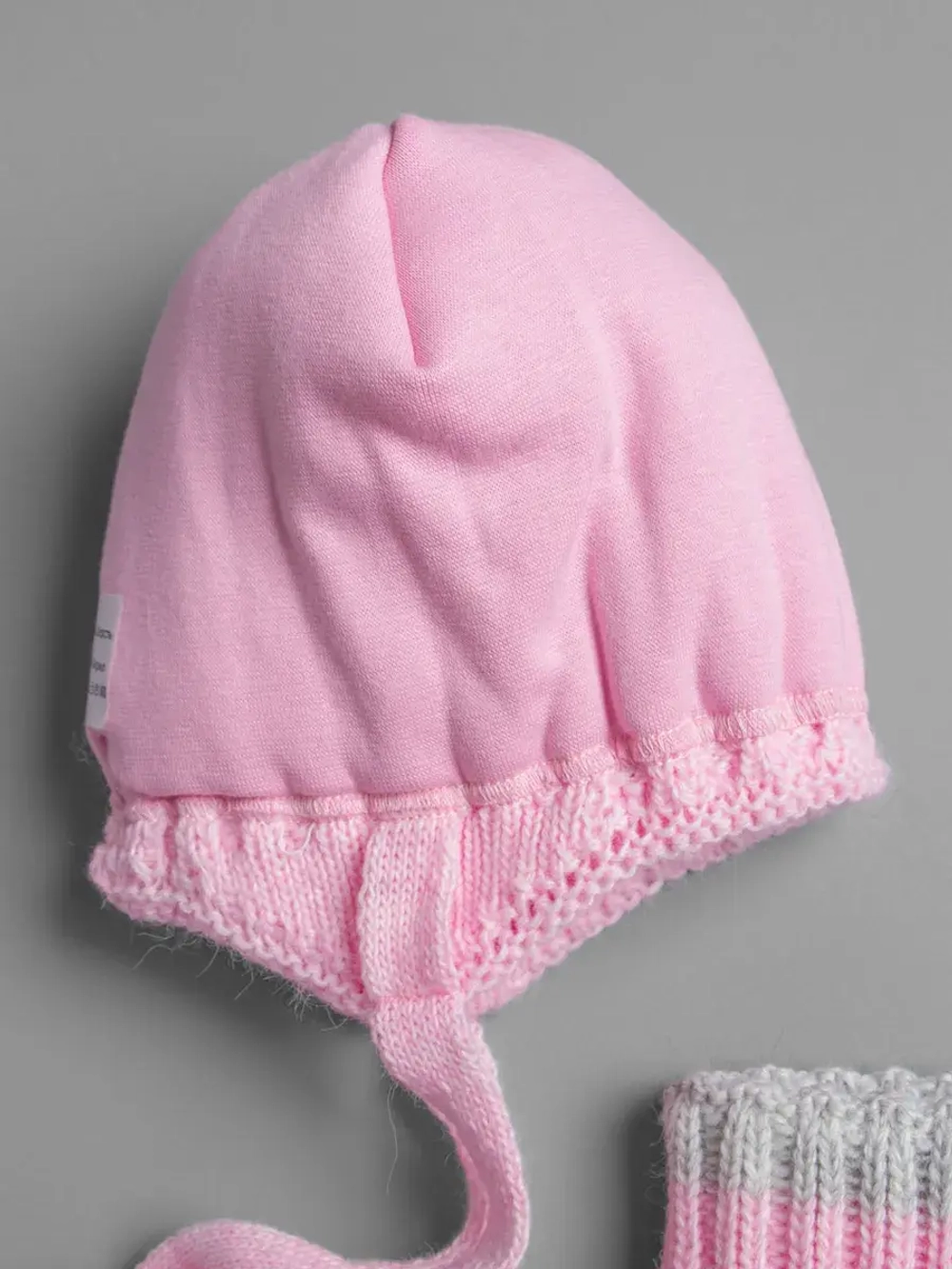 Шапка зимняя для девочки со снудом и помпонами