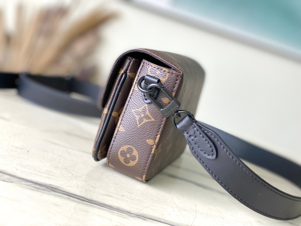 Louis Vuitton Montsouris Wearable Wallet