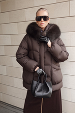 Пуховик с акцентными карманами и капюшоном