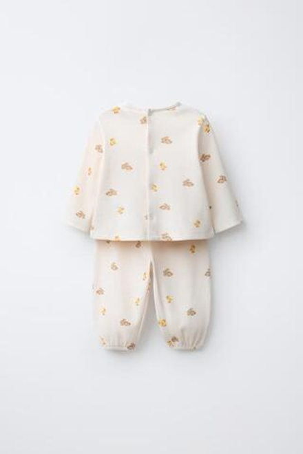 ZARA КОМПЛЕКТ ИЗ ФУТБОЛКИ И БРЮК С ПРИНТОМ ЗАЙЧИКОВ, КРЕМОВЫЙ