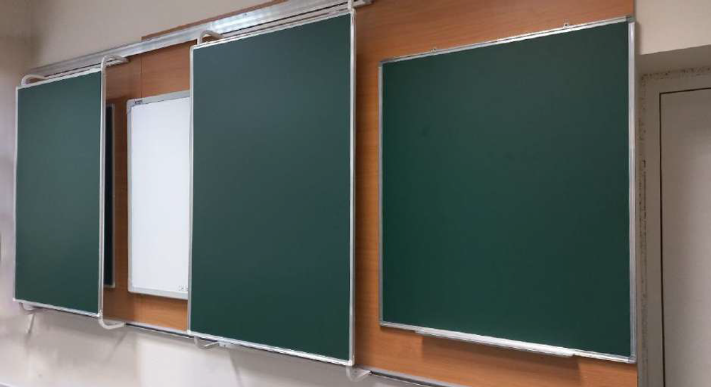 Облегчённая рельсовая конструкция с металлической декоративной планкой и креплением с дугообразной рамой