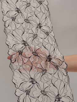 Эластичное кружево молочное с черным ширина 23,5 см