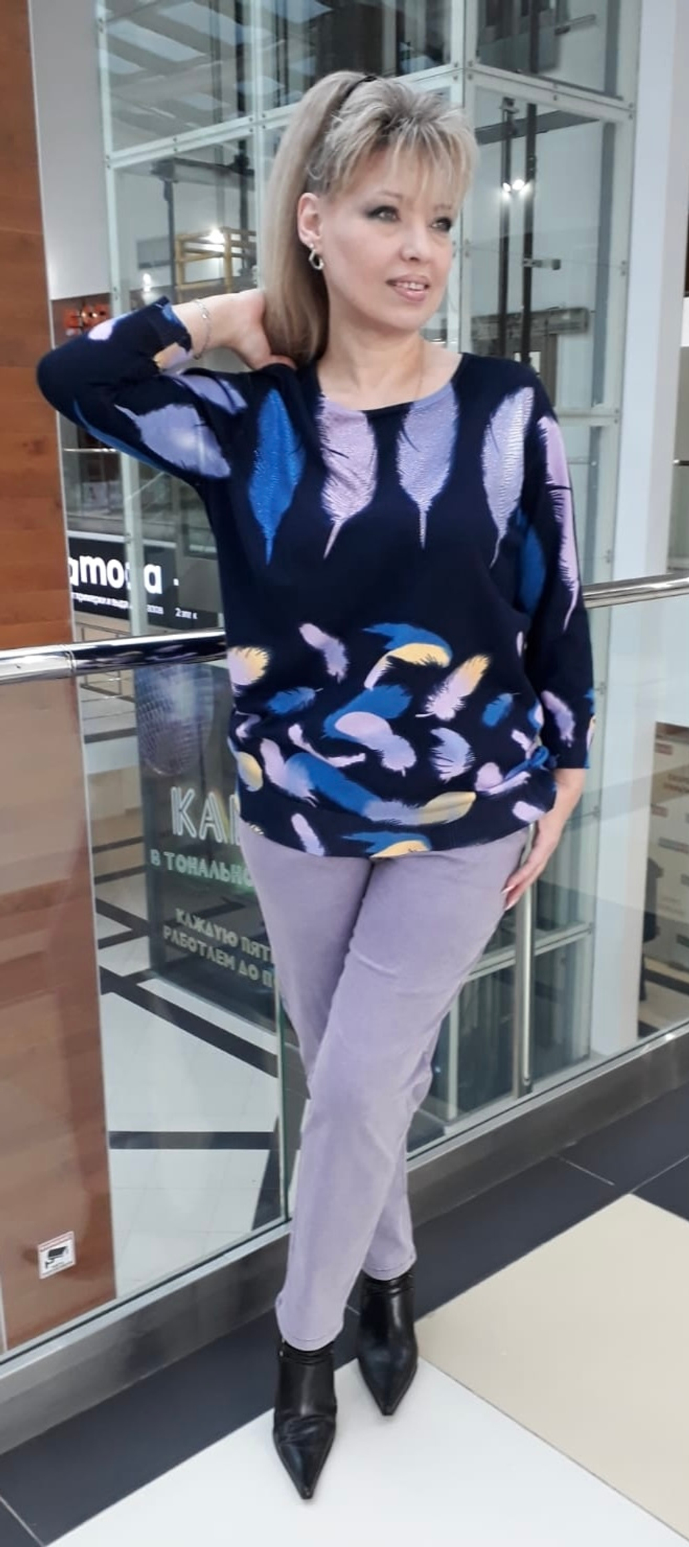 Тонкий джемпер с изображением цветных перьев