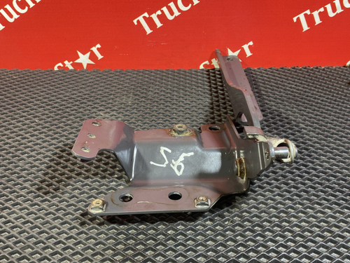 Петля решетки радиатора левая