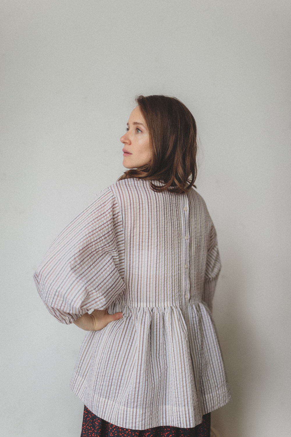 Рубашка с баской в узкую коричневую полоску