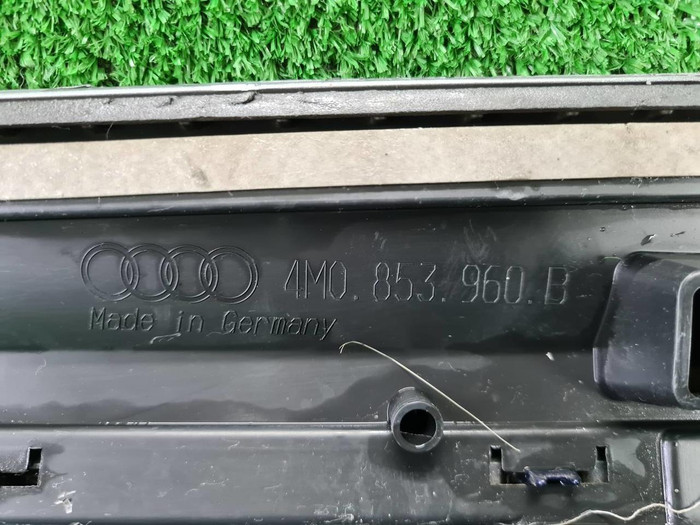 Накладка двери передняя правая Audi Q7 2 (2015-н.в.)