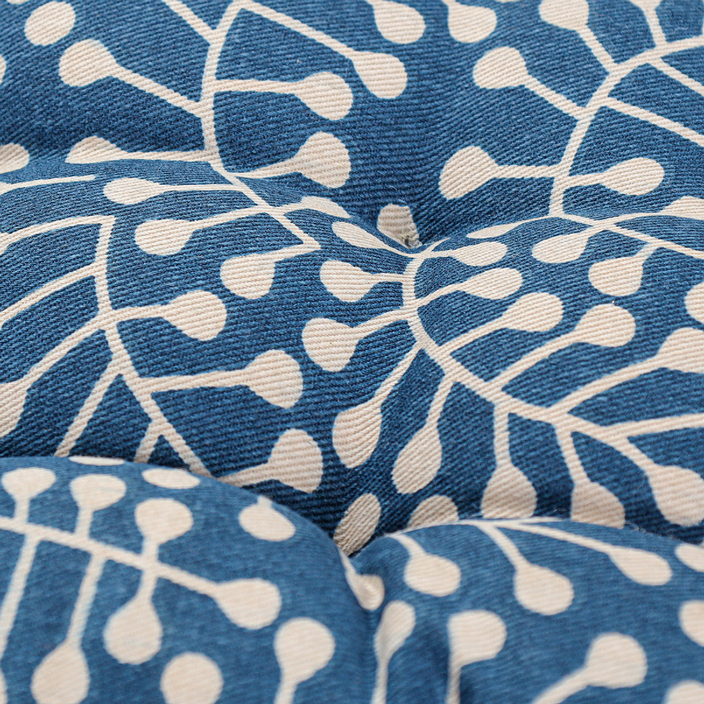 Подушка на стул темно-синего цвета с принтом Спелая Смородина из коллекции scandinavian touch, 40х40 см