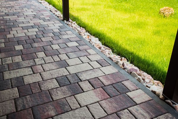 Цветная тротуарная плитка: почему выцветает после зимы и как сохранить яркость