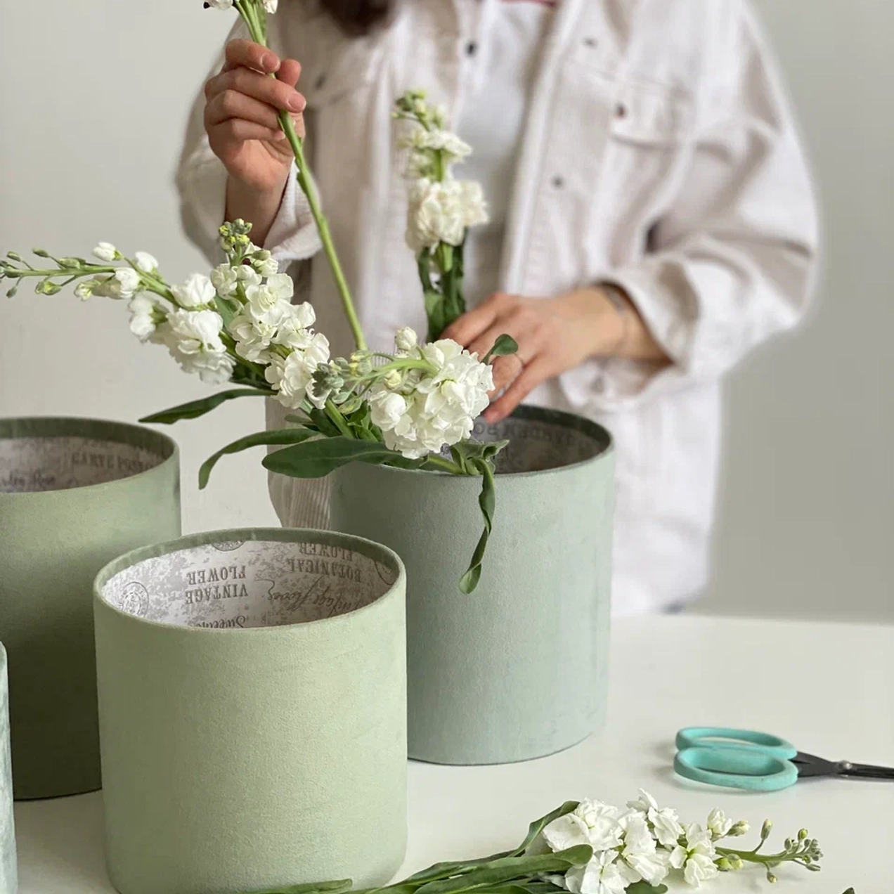 Dress.Flowers - производитель:                          - Запатентованной быстросборной упаковки для цветов  - Шляпных коробок в натуральной бархатной ткани из плотного бесшовного картона.