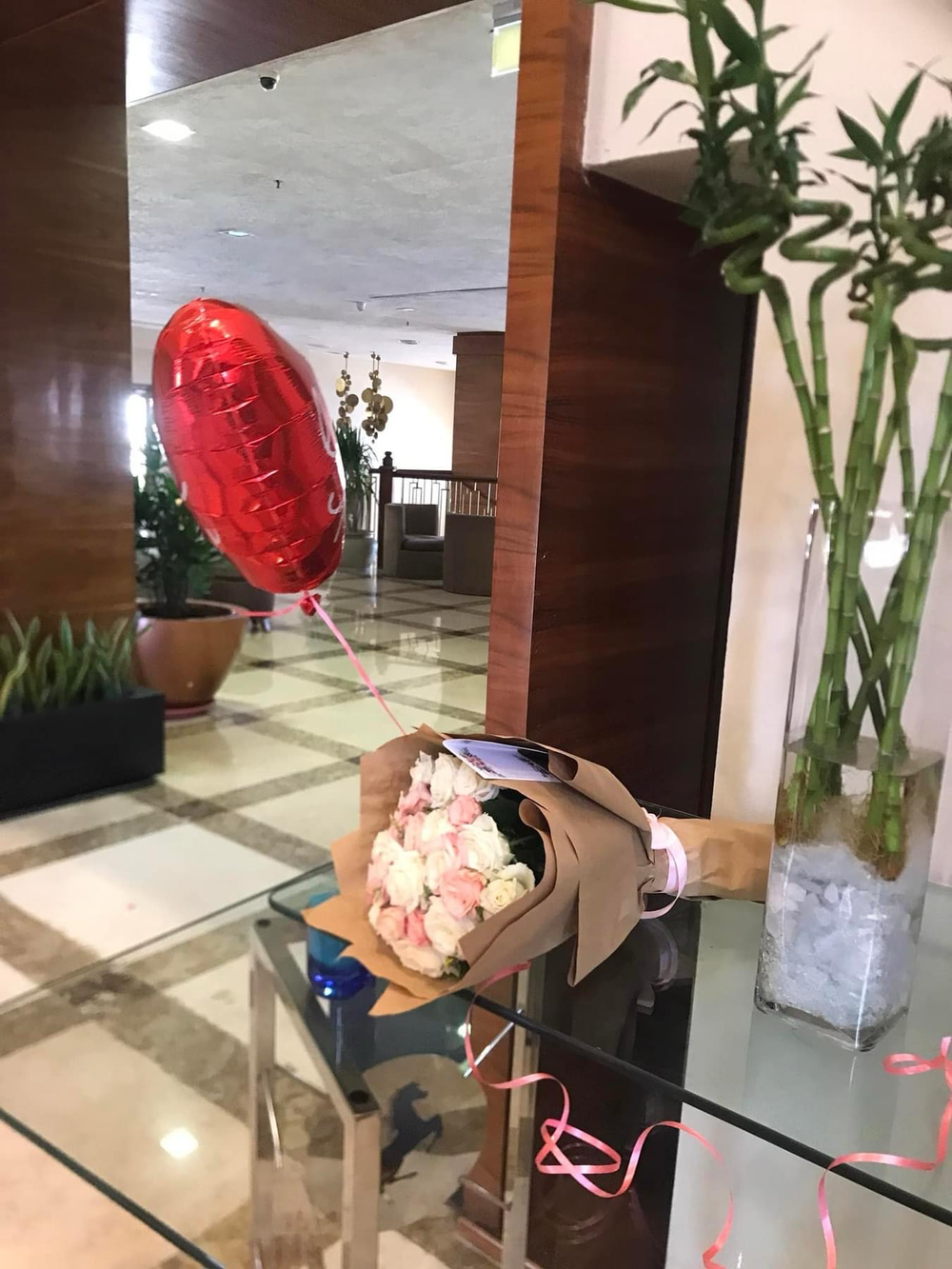 Букет из 25 роз и гелиевый шар «Я люблю тебя»