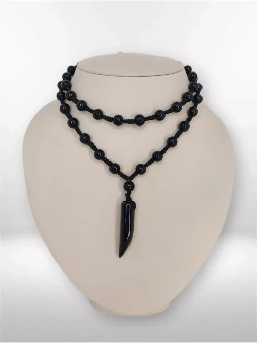 Четки бусы на шею с клыком из черного агата (имитация)