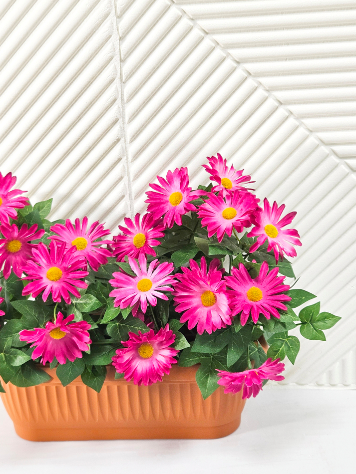 Хризантемы искусственные малиновые в балконном ящике