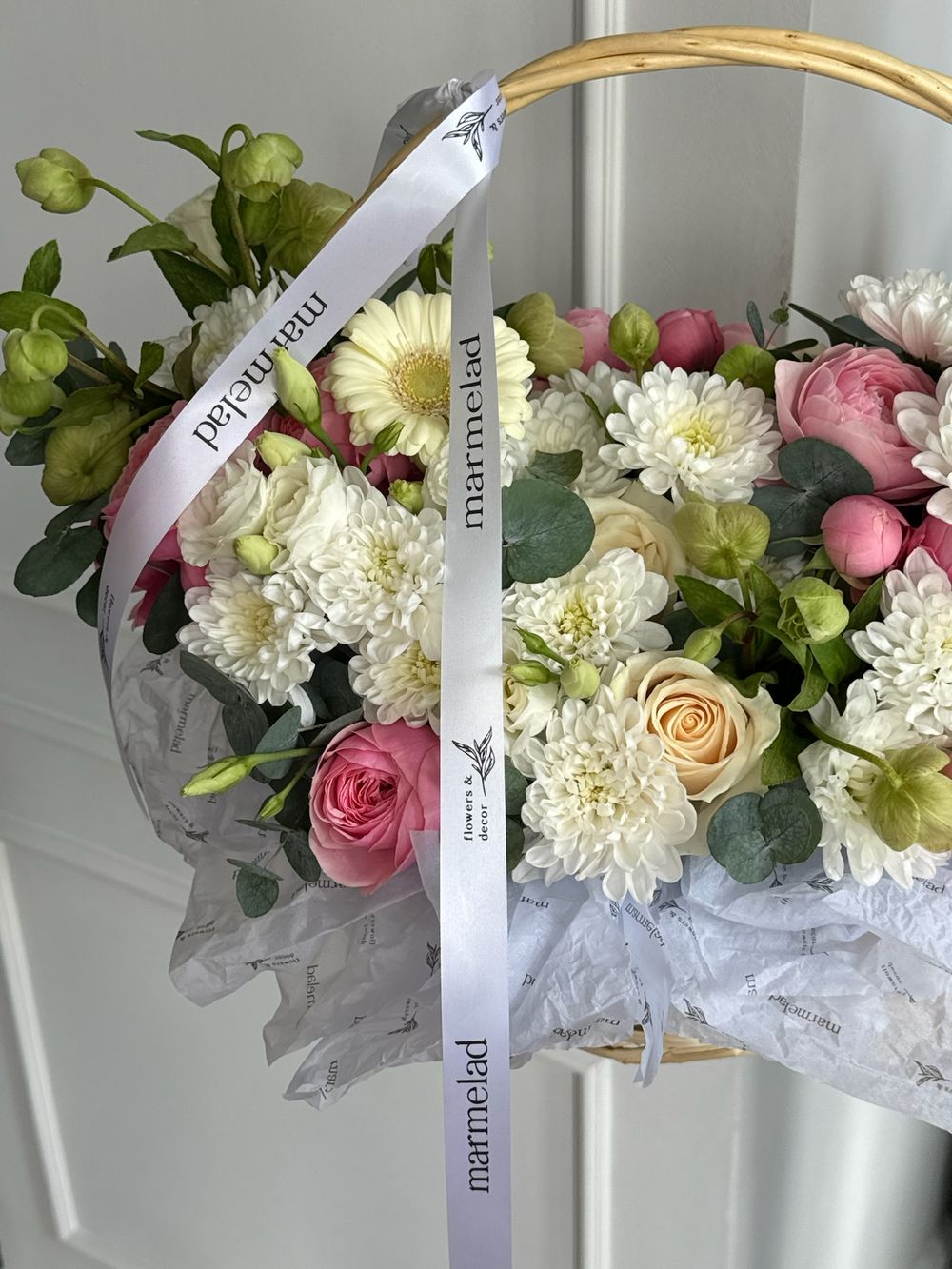 Сборная корзина из кустовых пионовидных роз, минигербер, хризантемы и хелеборуса