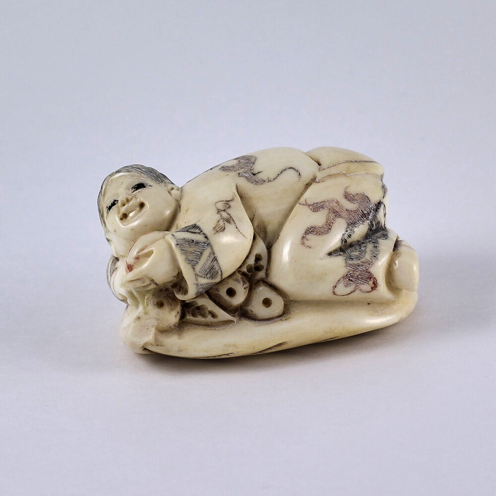 Нэцкэ Мальчик Карако на листе