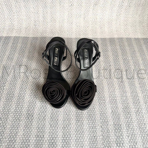 Босоножки женские черные Miu Miu с розой из атласа