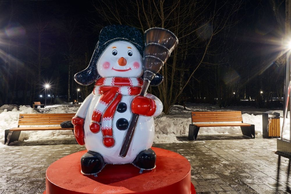 Уличная фигура "Снеговик с метлой"