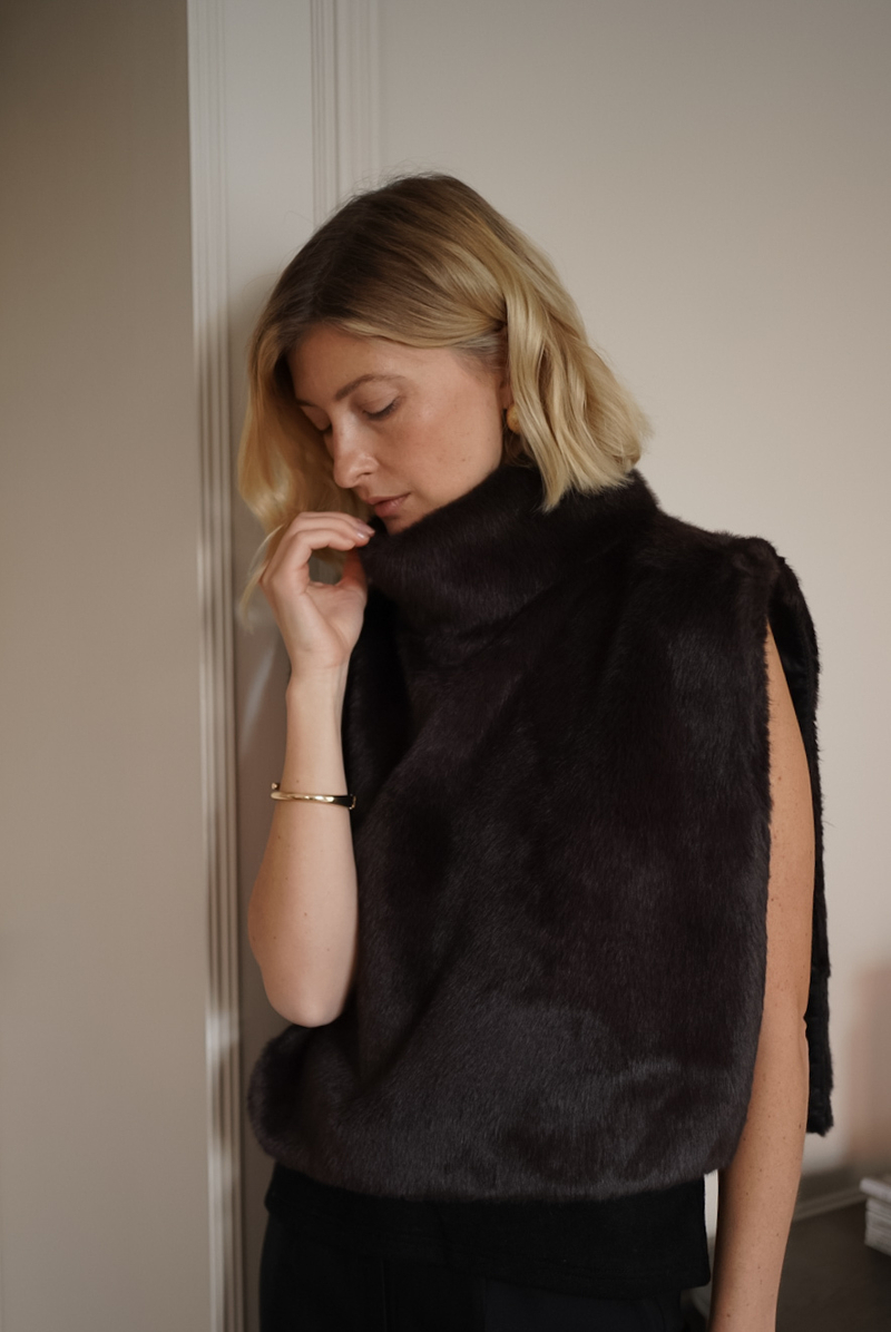 Манишка из эко-меха коричневая