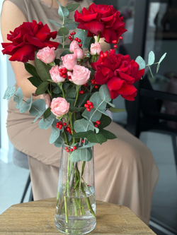 Композиция "Для Мамы" с красными французскими розами, пионовидными розами и илексом в вазе от Флора Маркет