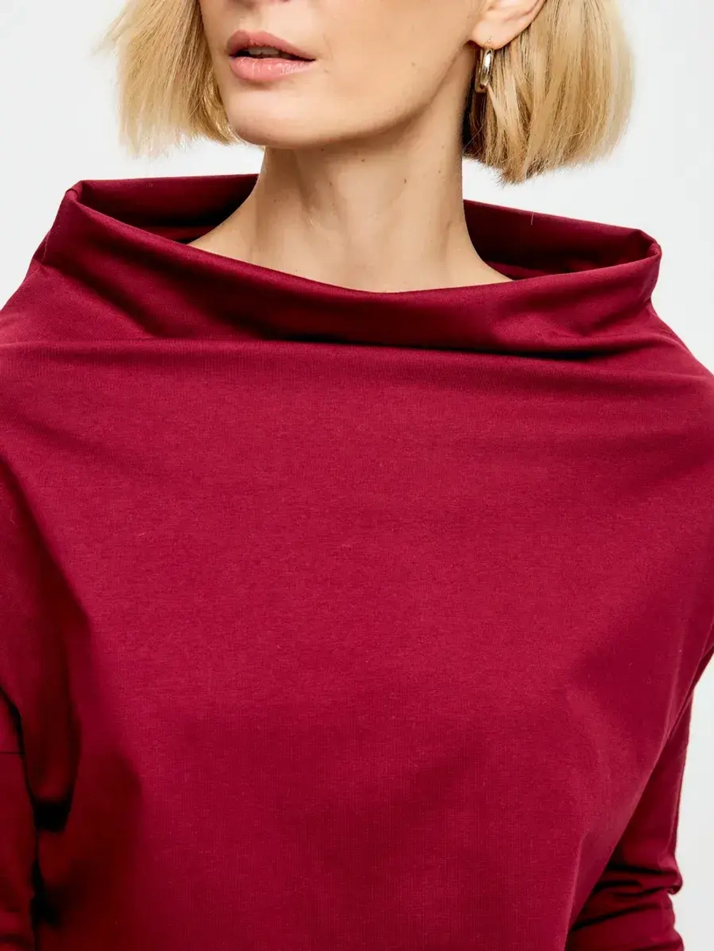 Лонгслив оверсайз с вырезом лодочка винный
