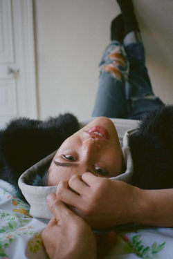 ZARA ПРЯМЫЕ ДЖИНСЫ TRF С ДЫРАМИ СРЕДНЕЙ ПОСАДКИ, ИНДИГО