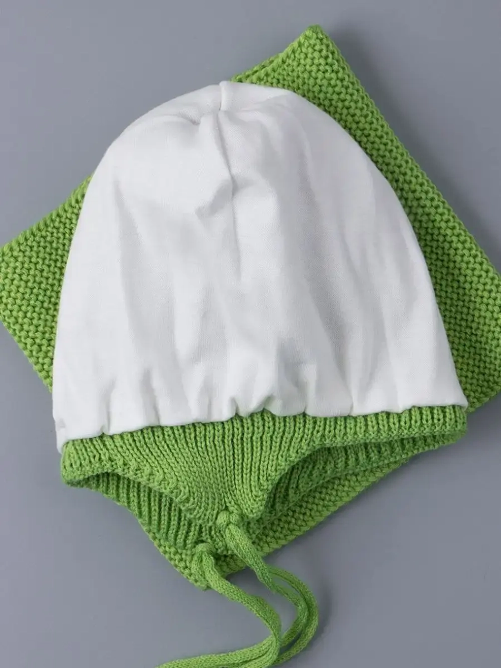 Шапка вязаная для мальчика на завязках и снуд