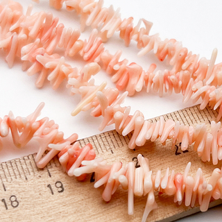 Коралл тонированный бусины, размер около 1-1,5*7-10 мм, цена за отрезок 19 см (1/2 нити)