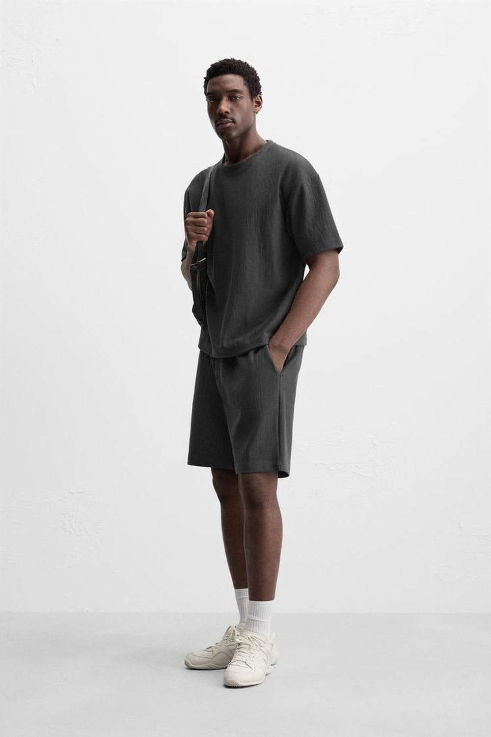 ZARA ШОРТЫ-ДЖОГГЕРЫ ИЗ РЕЛЬЕФНОЙ ТКАНИ, ТЕМНО-СЕРЫЙ