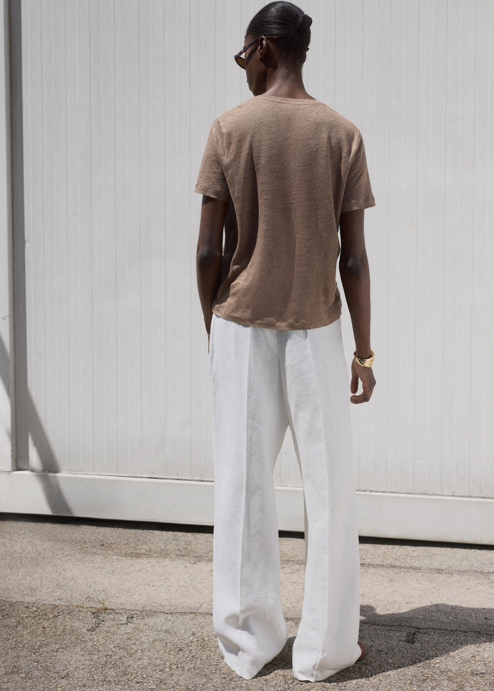 Льняная футболка с V-образной горловиной