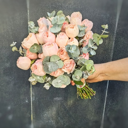 Букет невесты с кустовыми пионовидными розами "Mansfield park" и эвкалиптом