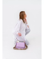 Сумка кросс-боди через плечо с широким съемным ремнем.