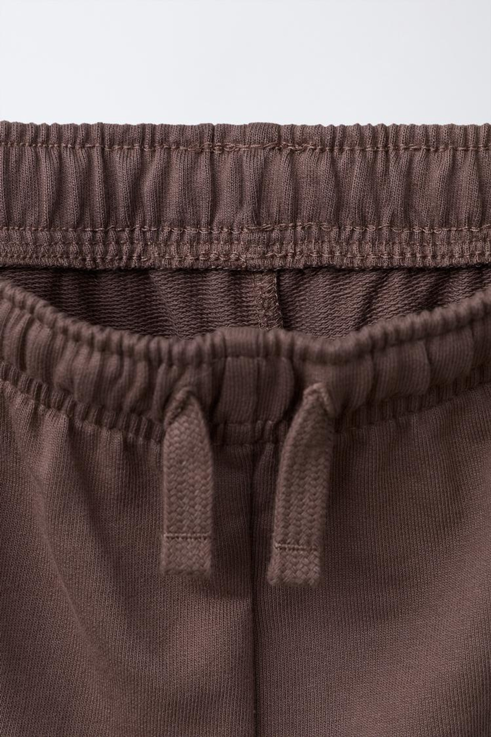 ZARA КОМПЛЕКТ ИЗ ФУТБОЛКИ И БЕРМУДЫ В СТИЛЕ КОЛОР-БЛОК, БУРГУНДИ