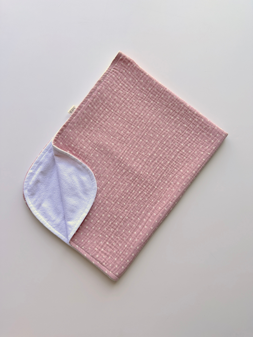 Непромокаемая пеленка "Горошек на розовом"