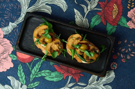 БРУСКЕТТЫ С ГРИБАМИ И ВЯЛЕНЫМИ ТОМАТАМИ (2шт/120г)