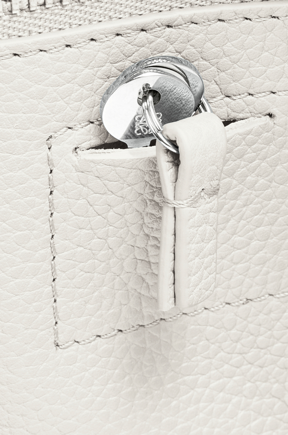 Loewe Сумка Amazona 23 из мягкой зернистой телячьей кожи, экрю