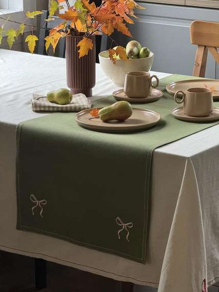 Дорожка на стол fancy bows оливкового цвета из коллекции essential, 45x150 см