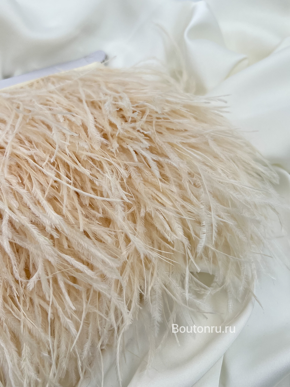 Перо бежевое персиковый подтон