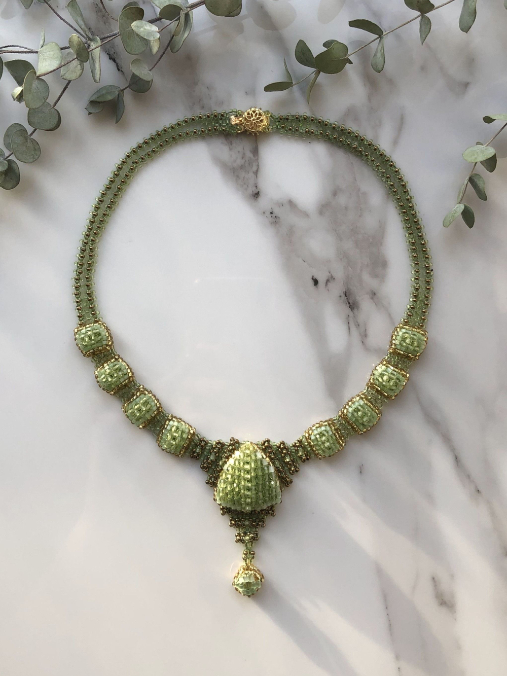 Колье из бисера "Ника" ручной работы с камнем Хризолит