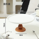 Керамическая тарелка на деревянной подставке