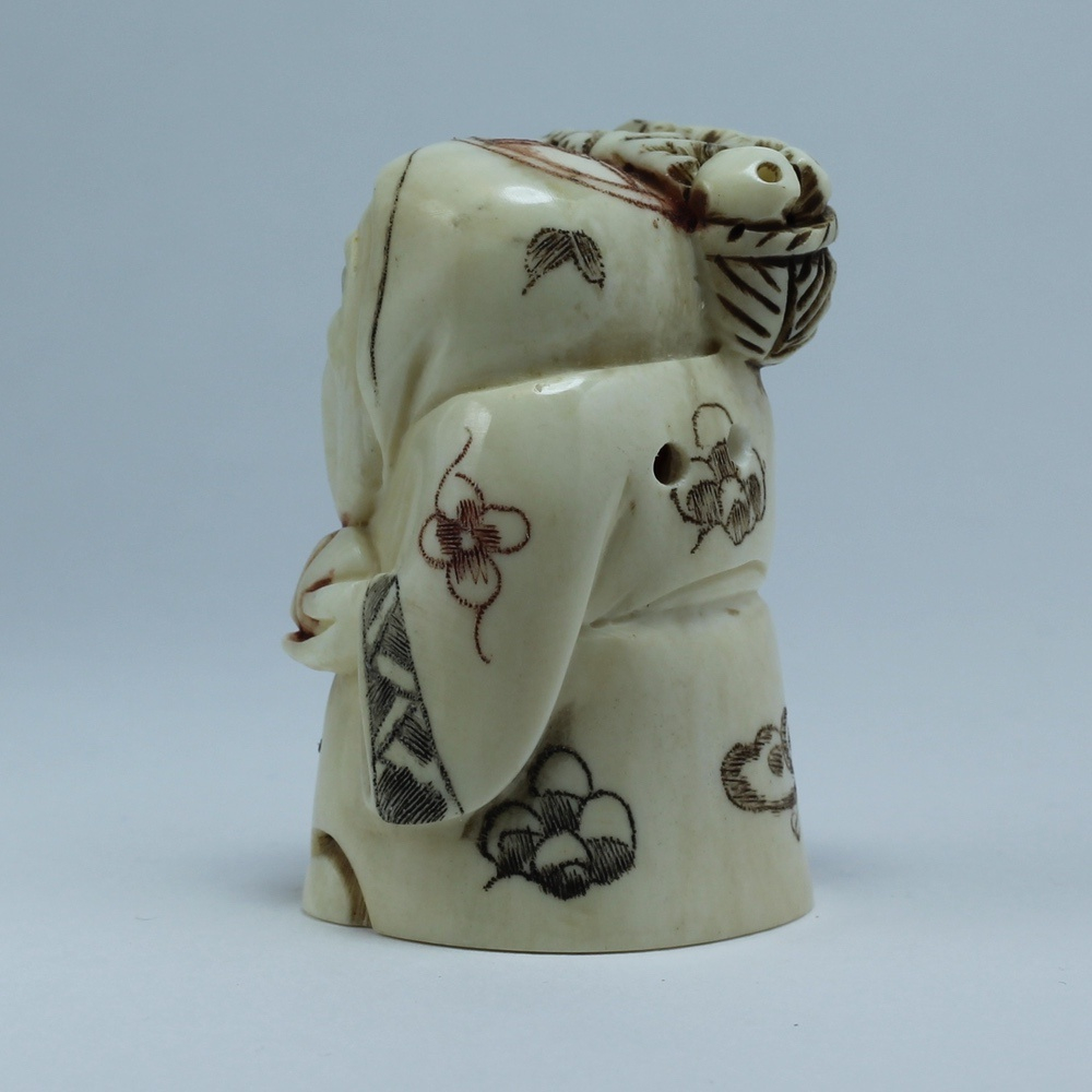 Нэцкэ Фукурокудзю с корзиной рыбы и персиком