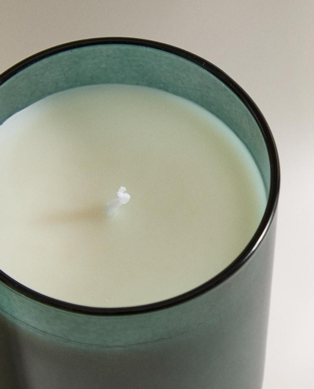 ZARA HOME АРОМАТИЗИРОВАННАЯ СВЕЧА ИЗ БОРОСИЛИКАТА «ЗИМНИЙ КИПАРИС»