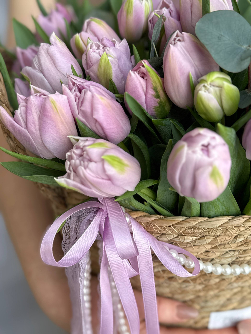 Пионовидные нежно-сиреневые тюльпаны и ароматный эвкалипт в элегантной корзине от Флора Маркет