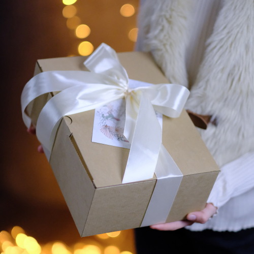 Купить Коробка крафт с белой атласной лентой