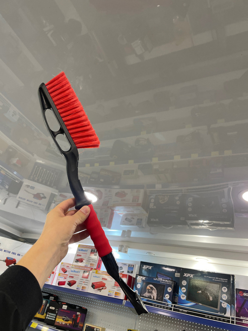 Щетка для снега со скребком 65 см, поролоновая ручка, красная (1 шт)