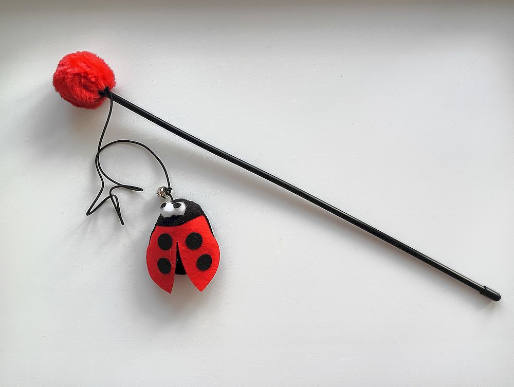 Игрушка-дразнилка NUNBELL для кошек Божья коровка на палочке l=49см с помпоном и колокольчиком